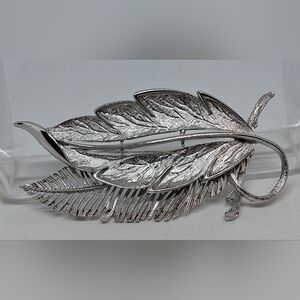 * Vintage Signed Lisner Silver Tone Leaves Pin Brooch